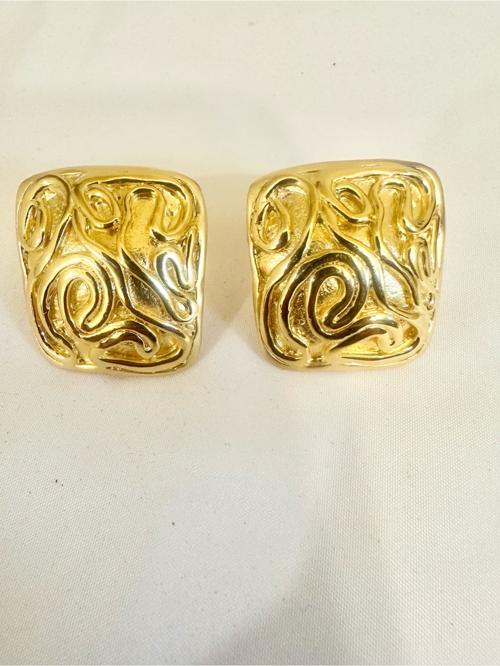 90s Vintage Gold Sculpted Square Clip-On Earrings - High Quality